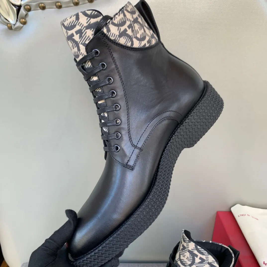 [Ferragamo] Top P: 1000💰 Number of yards: 39~44 (38.45 custom-made, non-returnable) Ferragamo winter series, original 1:1 development, casual men's short boots. Made with heavy investment, shoes and boots are made of imported cowhide + imported Ferragamo special fabric. Black cowhide lining that is not easily deformed. Wear-resistant rubber outsole, black cowhide, black open edge beads, black frosted, brown suede. Factory craftsmanship, perfect products are only prepared for you who know taste! Any comparison is welcome!